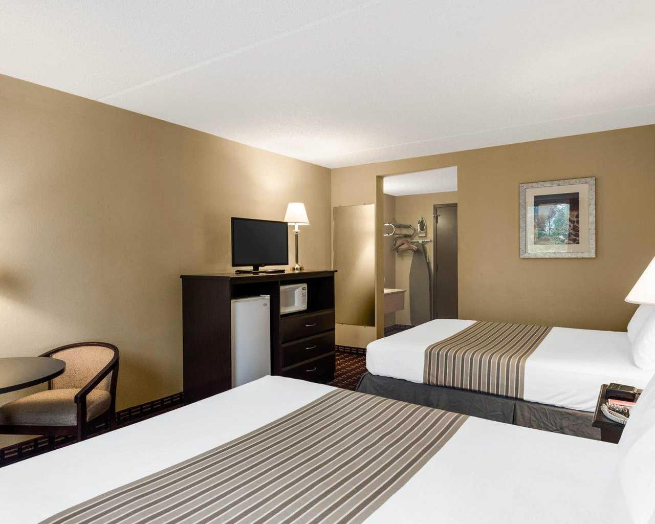Photo of EconoLodge Inn & Suites Triadelphia Guest Room
