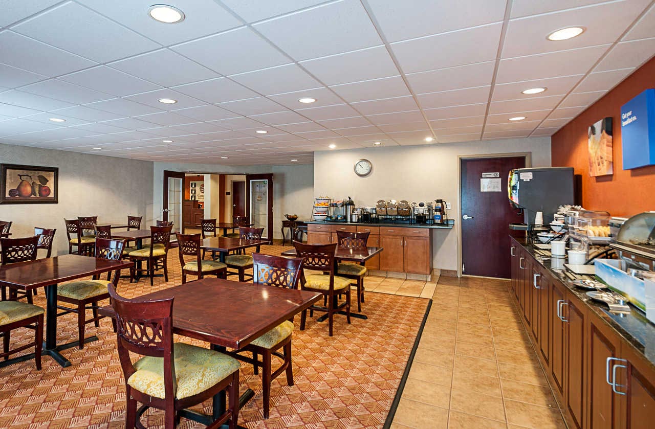 Photo of Comfort Inn and Suites Cambridge Breakfast Great Room