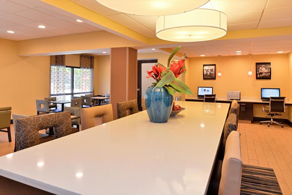 Photo of Hampton Inn Laurel Breakfast Great Room